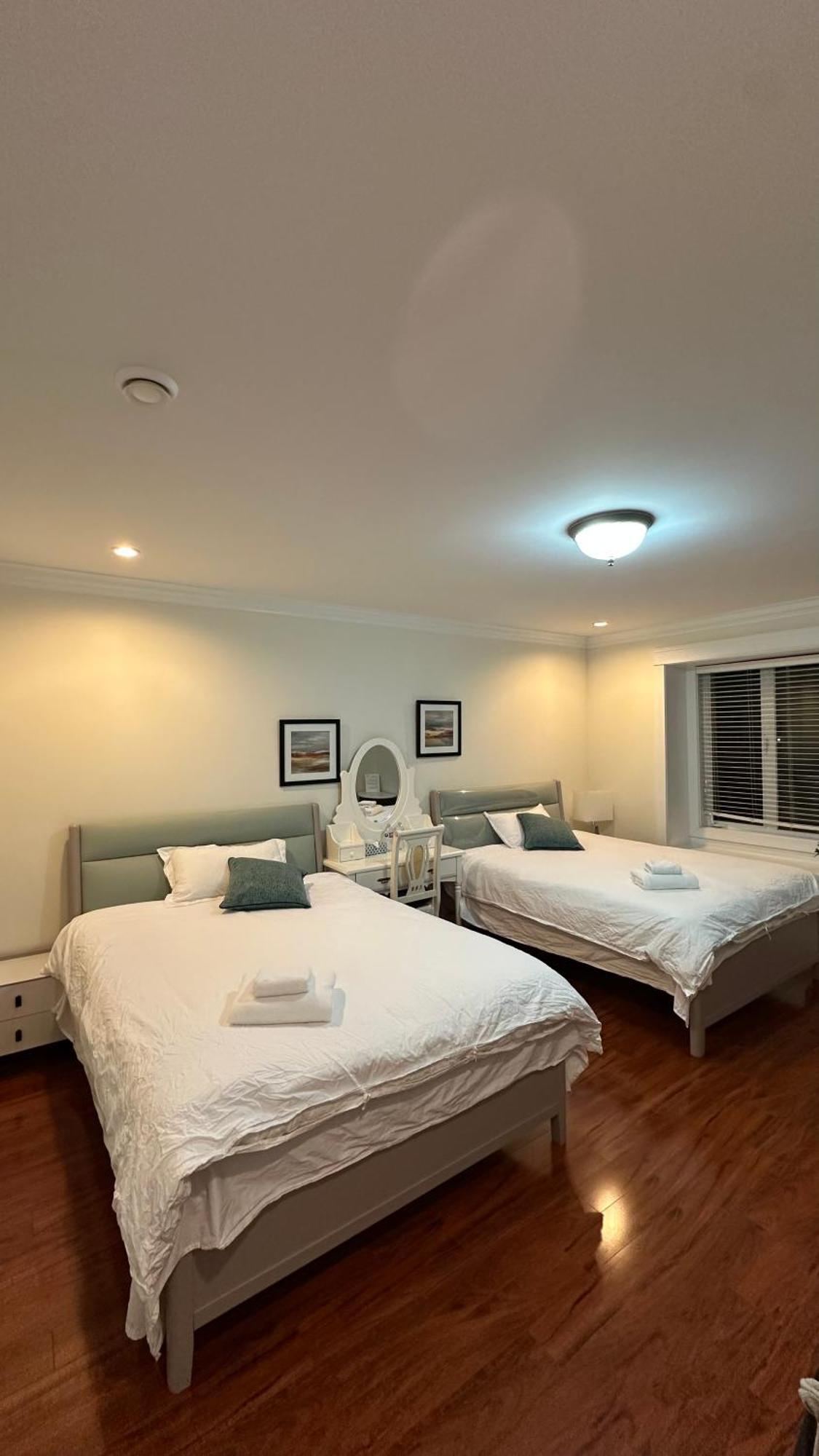 Luxurious Getaway In Vancouver-Private Room With Attached Bathroom Екстер'єр фото